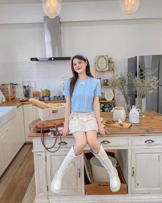 Đặc biệt, các thiết kế bốt với màu sắc tươi sáng như vàng mù tạt, trắng, xanh lá hay đỏ cam đang trở thành điểm nhấn cho tủ đồ mùa hè. ẢNH: @RIKA.SHOPP