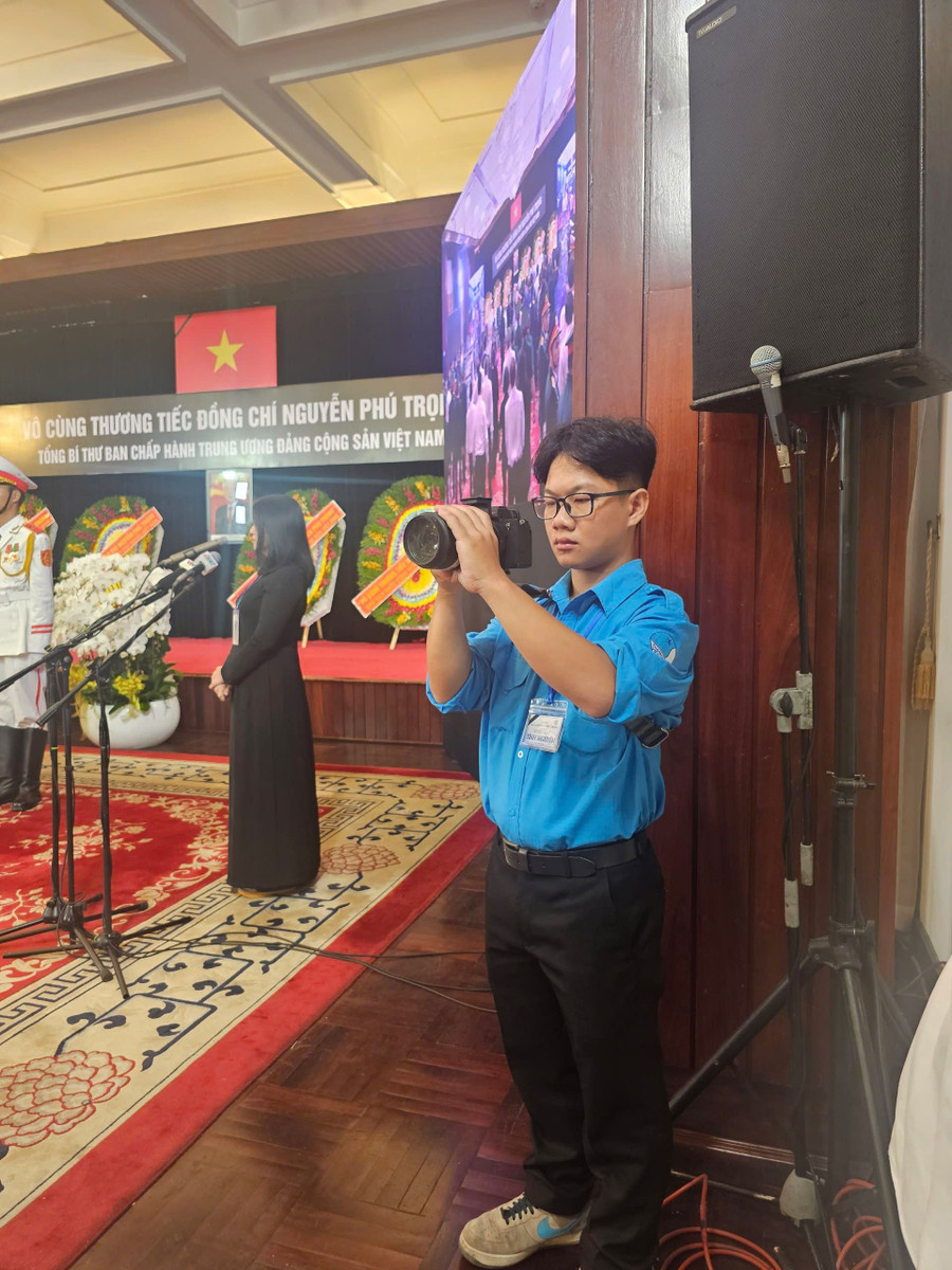 Hoàng tác nghiệp tại Quốc tang cố Tổng Bí thư Nguyễn Phú Trọng năm 2024. Ảnh: Nguyễn Vĩnh Kha Hoàng tác nghiệp tại Quốc tang cố Tổng Bí thư Nguyễn Phú Trọng năm 2024. Ảnh: Nguyễn Vĩnh Kha