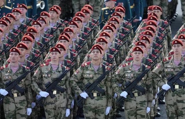 Quân nhân Nga diễn tập hôm 7.5 chuẩn bị cho lễ duyệt binh Ngày Chiến thắng. ẢNH: REUTERS Quân nhân Nga diễn tập hôm 7.5 chuẩn bị cho lễ duyệt binh Ngày Chiến thắng. ẢNH: REUTERS