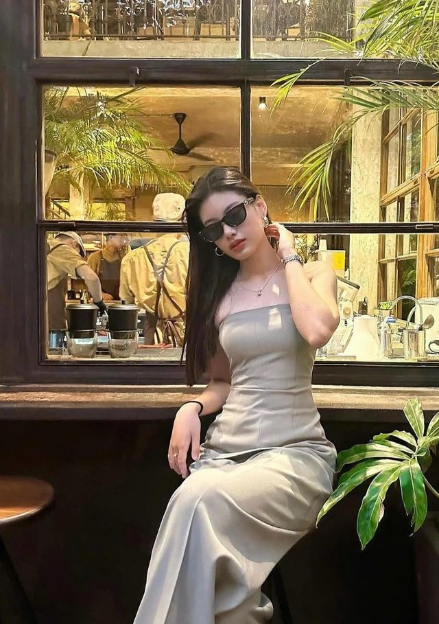 Đừng quên chọn cho mình phụ kiện đi kèm như giày cao gót hoặc kính mát để cân bằng tổng thể. ẢNH: @TAMANHTHY Đừng quên chọn cho mình phụ kiện đi kèm như giày cao gót hoặc kính mát để cân bằng tổng thể. ẢNH: @TAMANHTHY