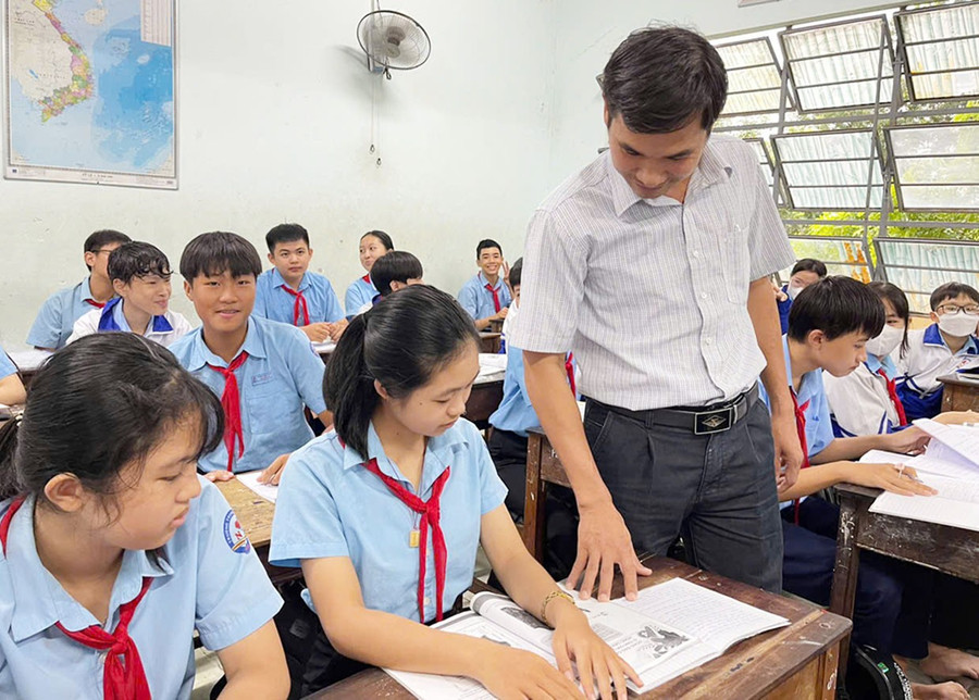 Thầy Trần Văn Chuyền (giáo viên Tổng phụ trách Đội Trường THCS Nguyễn Huệ) luôn tận tâm trong công tác dạy-học. Ảnh: Vũ Chi 2-thay-tran-van-chuyen-giao-vien-tong-phu-trach-doi-truong-thcs-nguyen-hue-luon-tan-tam-trong-cong-tac-day-hoc-anh-vu-chi.jpg