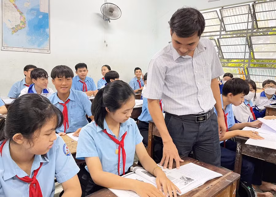 2-thay-tran-van-chuyen-giao-vien-tong-phu-trach-doi-truong-thcs-nguyen-hue-luon-tan-tam-trong-cong-tac-day-hoc-anh-vu-chi.jpg