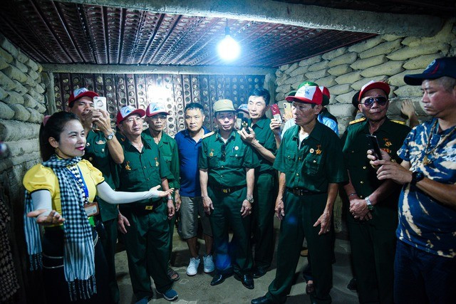 Du khách tham quan Hầm chỉ huy của Tướng De Catries Du khách tham quan Hầm chỉ huy của Tướng De Catries