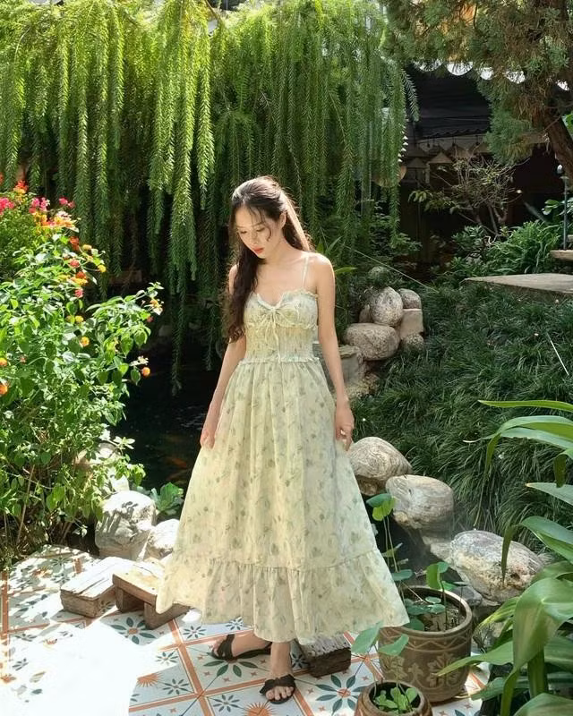 Một chiếc váy hoa không chỉ là trang phục, mà còn là cách để phái đẹp tôn vinh sự tự tin và quyến rũ. ẢNH: @LAS.VIEE