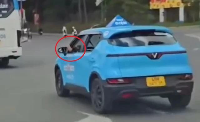 Hình ảnh tài xế taxi Lado gác chân lên cửa sổ trong lúc lái xe. 1tx.jpg