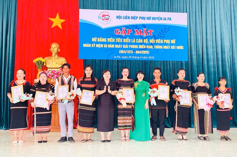 0ban-to-chuc-trao-giai-cho-cac-tac-pham-dat-giai-cao-tai-cuoc-thi-net-dep-trang-phuc-truyen-thong-cac-dan-toc-thieu-so-qua-anh-anh-vu-chi.jpg