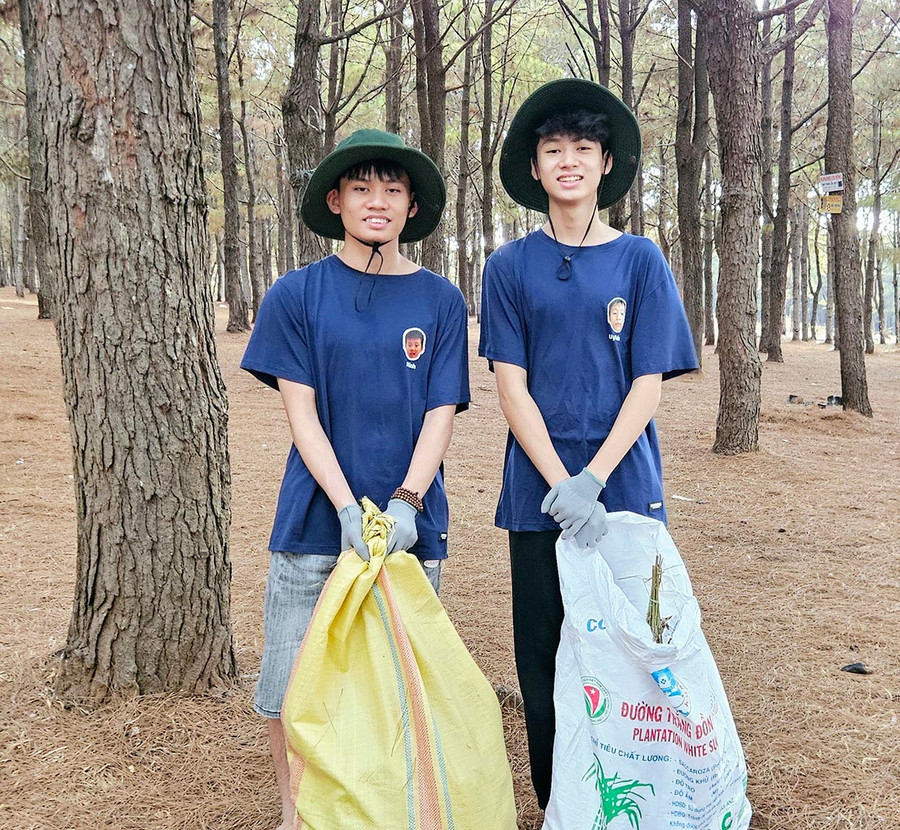 Bạn trẻ Huỳnh Lê Anh Minh (bìa trái) hào hứng phân loại rác cùng thành viên trong nhóm. Ảnh: Ngọc Duy 2ban-tre-huynh-le-anh-minh-bia-trai-hao-hung-phan-loai-rac-cung-thanh-vien-trong-nhom-anh-ngoc-duy.jpg