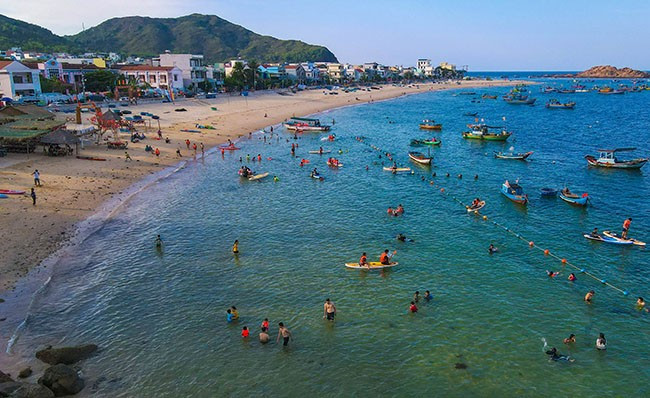 Du khách trải nghiệm làng biển Nhơn Hải, TP Quy Nhơn. Ảnh: ĐOAN NGỌC 3dl.jpg