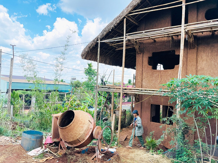 Công trình nhà tranh vách đất do anh Nguyễn Văn Nhân (làng Nhao 1, xã Ia Kênh, TP. Pleiku) thi công đang dần hoàn thiện. Ảnh: L.N 1-cong-trinh-nha-tranh-vach-dat-do-anh-nhan-thi-cong-dang-dan-hoan-thien.jpg
