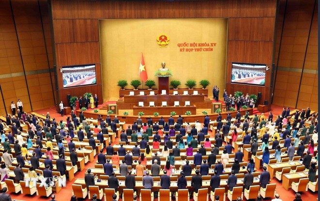 Các đại biểu Quốc hội thực hiện nghi lễ chào cờ. Ảnh: Phạm Kiên/TTXVN 3toanvan.jpg