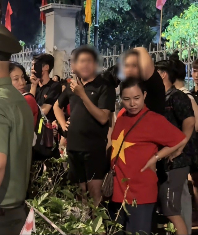 Đoạn video quay cảnh nhóm thanh niên có thái độ vô lễ, lớn tiếng với cựu chiến binh khiến cộng đồng mạng bức xúc nhiều ngày qua Đoạn video quay cảnh nhóm thanh niên có thái độ vô lễ, lớn tiếng với cựu chiến binh khiến cộng đồng mạng bức xúc nhiều ngày qua
