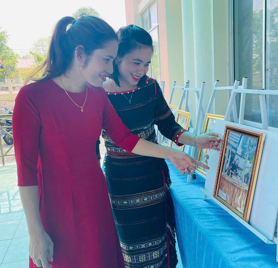Các tác phẩm tham gia cuộc thi “Nét đẹp trang phục truyền thống các dân tộc thiểu số qua ảnh” được trưng bày tại hội trường huyện góp phần lan tỏa tình yêu với trang phục truyền thống dân tộc. Ảnh: Vũ Chi 2c.jpg