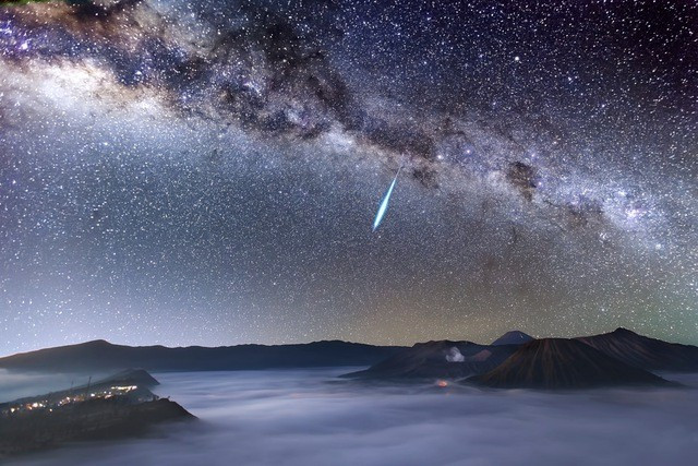 Mưa sao băng Eta Aquarids theo góc chụp từ đảo Java - Indonesia - Ảnh: Justin Ng Mưa sao băng Eta Aquarids theo góc chụp từ đảo Java - Indonesia - Ảnh: Justin Ng