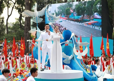 Màn trình diễn của Võ Hạ Trâm và Đông Hùng nhận được lời khen ngợi từ khán giả. Ảnh: Ngọc Dương screenshot-2025-05-08-at-07-29-40-vo-ha-tram-don-tin-vui-sau-man-trinh-dien-gay-sot-o-le-ky-niem-304.png