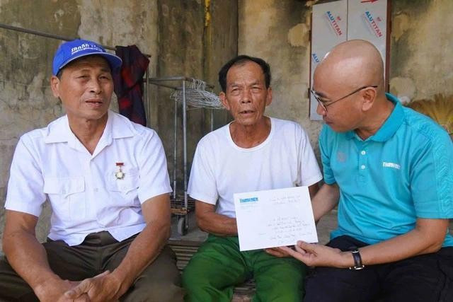 PV Thanh Niên (phải) trao tặng phần quà của bạn đọc Báo Thanh Niên tới cựu chiến binh Lê Ngọc Củng (1 trong 7 cán bộ chiến sĩ trôi dạt), tại gia đình ở Thanh Hóa vào tháng 10.2024. ẢNH: NGUYỄN VĂN HẢI 44.jpg