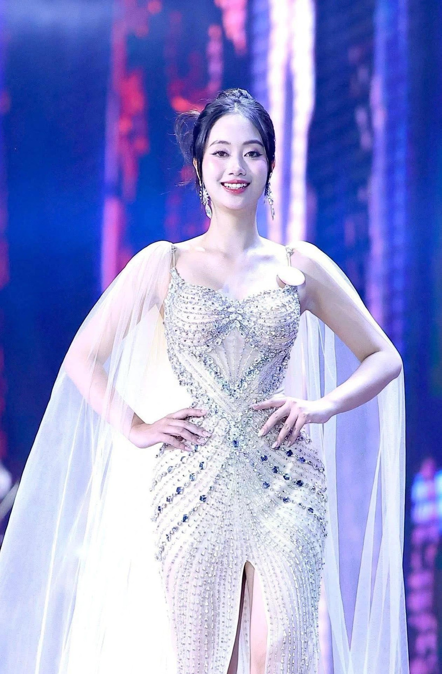 Người đẹp 25 tuổi thừa nhận cô áp lực không chỉ muốn thể hiện bản thân tốt nhất mà còn để mọi người xung quanh, những người luôn dành tình cảm cho mình không thất vọng. Ảnh: FBNV