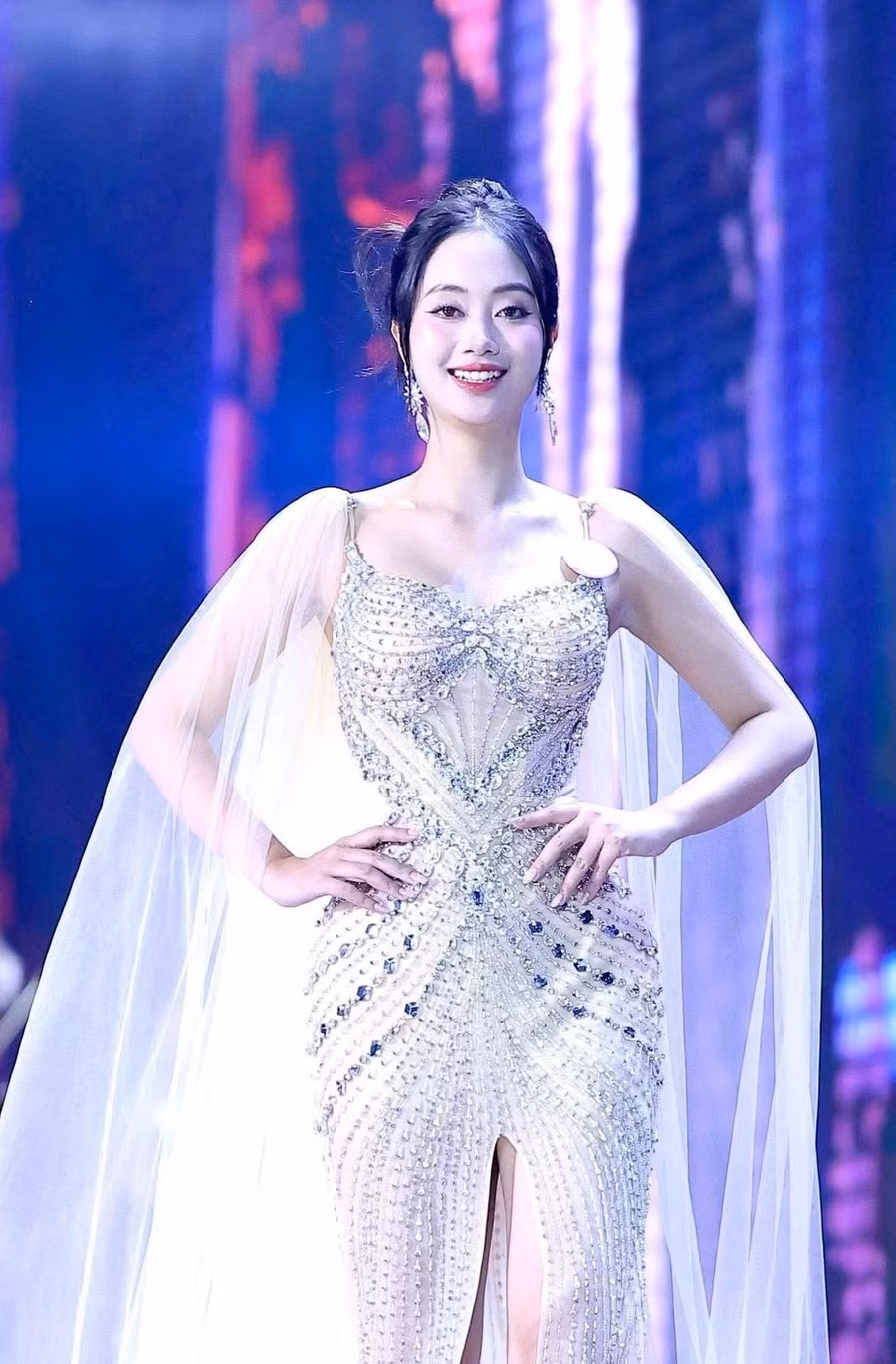 Người đẹp 25 tuổi thừa nhận cô áp lực không chỉ muốn thể hiện bản thân tốt nhất mà còn để mọi người xung quanh, những người luôn dành tình cảm cho mình không thất vọng. Ảnh: FBNV