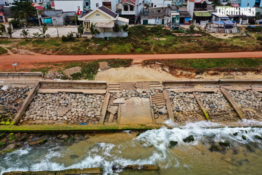 Năm 2018, UBND tỉnh Bình Định tiếp tục đầu tư hơn 12 tỉ đồng để khắc phục 280 m đê, kè bị hư hỏng. Thế nhưng, công trình sửa chữa này cũng không trụ nổi trước sóng dữ, tiếp tục bị đánh sập. ẢNH: HẢI PHONG