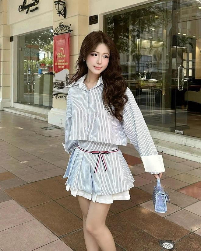 Sự kết hợp giữa áo sơ mi và chân váy ngắn là minh chứng cho việc thời trang có thể vừa thanh lịch vừa gợi cảm. ẢNH: @SET.SHOPPP, @SALLY.OFFICIAL Sự kết hợp giữa áo sơ mi và chân váy ngắn là minh chứng cho việc thời trang có thể vừa thanh lịch vừa gợi cảm. ẢNH: @SET.SHOPPP, @SALLY.OFFICIAL