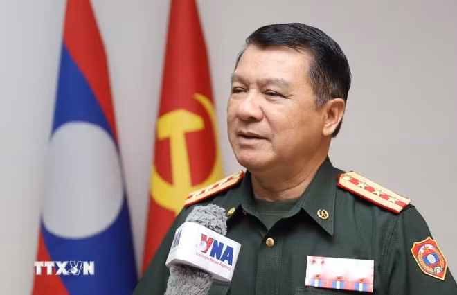 Đại tá Keosouvanh Phangphilavong, Cục trưởng Cục Tuyên huấn, Tổng Cục Chính trị Quân đội Lào, trả lời phỏng vấn TTXVN. Ảnh: Xuân Tú/TTXVN