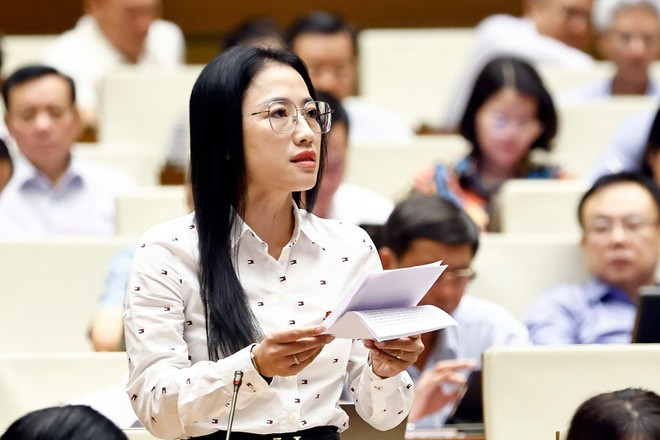 Đại biểu Trần Khánh Thu phát biểu về vấn đề dạy thêm, học thêm. (Ảnh: TTXVN) Đại biểu Trần Khánh Thu phát biểu về vấn đề dạy thêm, học thêm. (Ảnh: TTXVN)