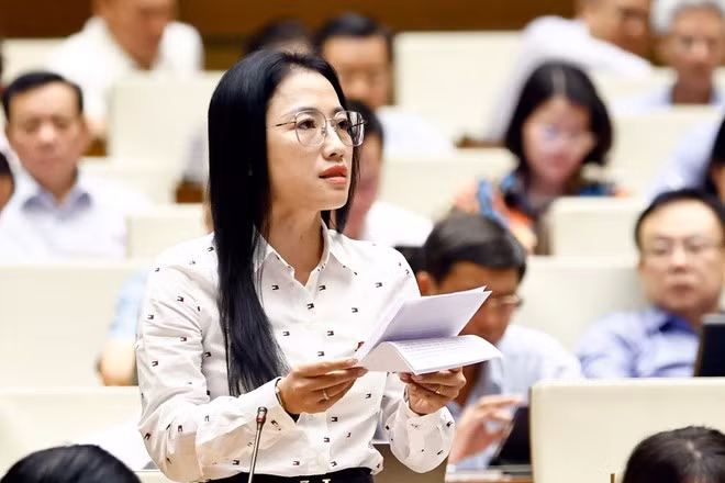 Đại biểu Trần Khánh Thu phát biểu về vấn đề dạy thêm, học thêm. (Ảnh: TTXVN)