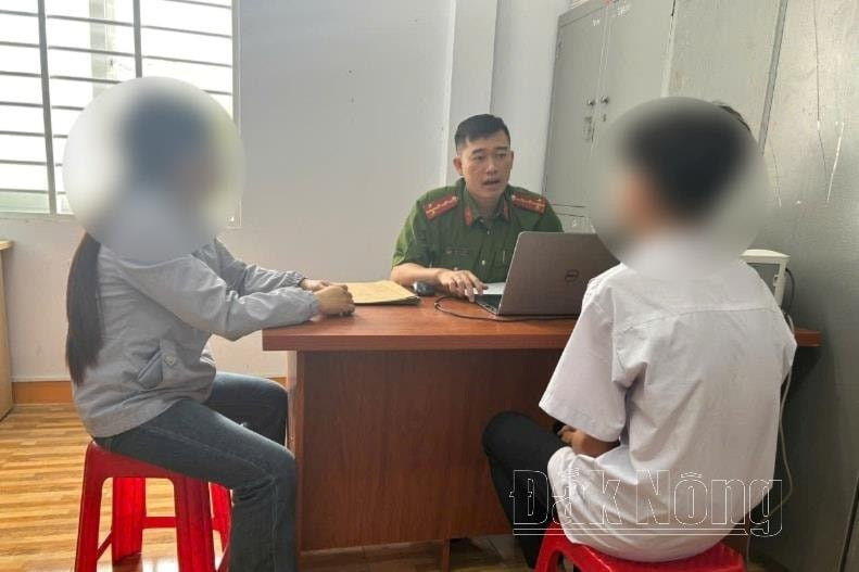 Công an xã làm việc với B.Q.P.V (mặc áo trắng ngoài cùng bên phải) Công an xã làm việc với B.Q.P.V (mặc áo trắng ngoài cùng bên phải)