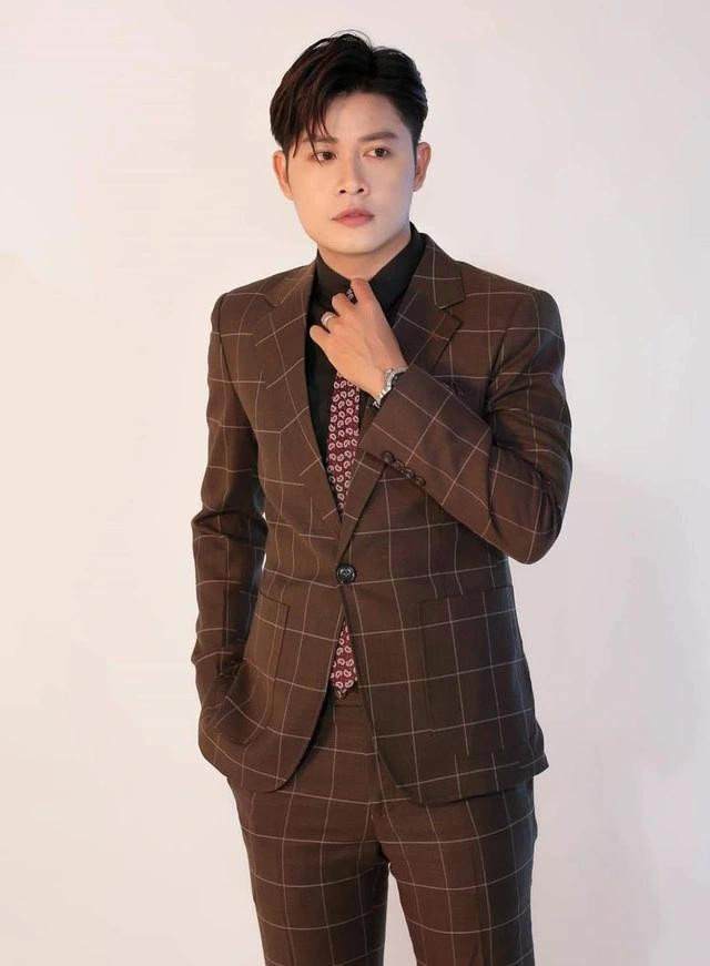 Nguyễn Văn Chung vui khi lần đầu có ca khúc đứng vị trí số 1 trên top thịnh hành. Ảnh: FBNV 2gt.jpg