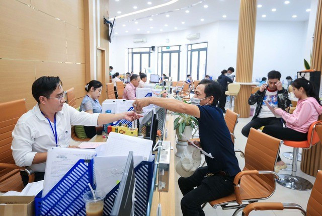 Bộ Nội vụ hướng dẫn cách tính chế độ, chính sách với cán bộ, công chức, viên chức, người lao động khi sắp xếp, tinh gọn bộ máy (Ảnh minh hoạ) Bộ Nội vụ hướng dẫn cách tính chế độ, chính sách với cán bộ, công chức, viên chức, người lao động khi sắp xếp, tinh gọn bộ máy (Ảnh minh hoạ)