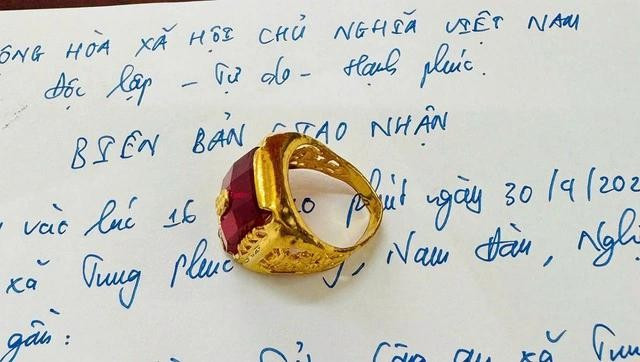 Chiếc nhẫn vàng ông Lê Văn Lợi nhặt được trong lúc nhặt ve chai. ẢNH: C.A Chiếc nhẫn vàng ông Lê Văn Lợi nhặt được trong lúc nhặt ve chai. ẢNH: C.A