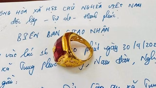 Chiếc nhẫn vàng ông Lê Văn Lợi nhặt được trong lúc nhặt ve chai. ẢNH: C.A