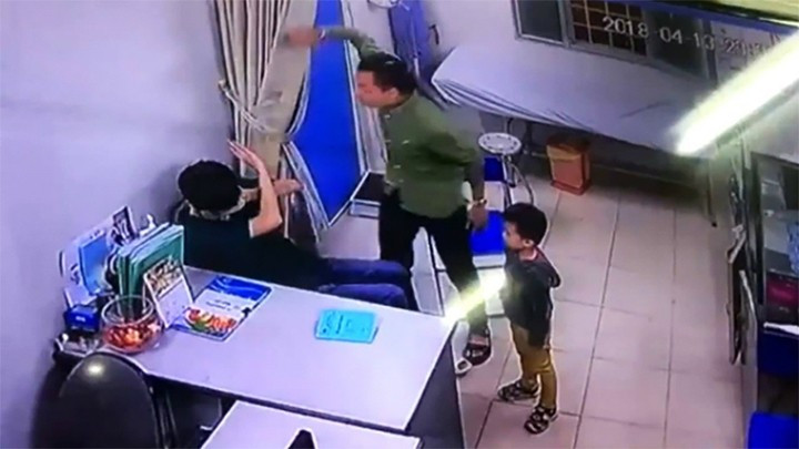 Bác sỹ Bệnh viện Saint Paul (Hà Nội) bị người nhà bệnh nhi đánh khi đang trao đổi về cách xử lý vết thương. hanh-hung-bs.jpg