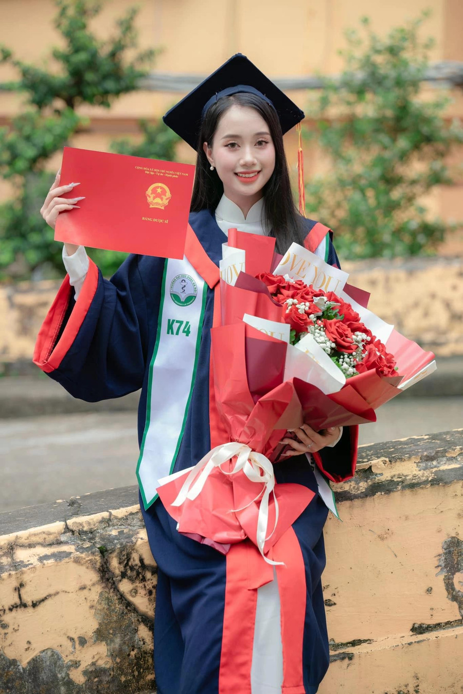 Năm 2024, Mai Phương tốt nghiệp bằng Dược sĩ và được khen thưởng đạt thành tích xuất sắc trong 5 năm học tại Trường đại học Dược Hà Nội. Cô muốn truyền thông điệp về việc nâng cao ý thức giữ gìn sức khỏe để phòng ngừa bệnh tật, sử dụng thuốc hợp lý. Ảnh: FBNV