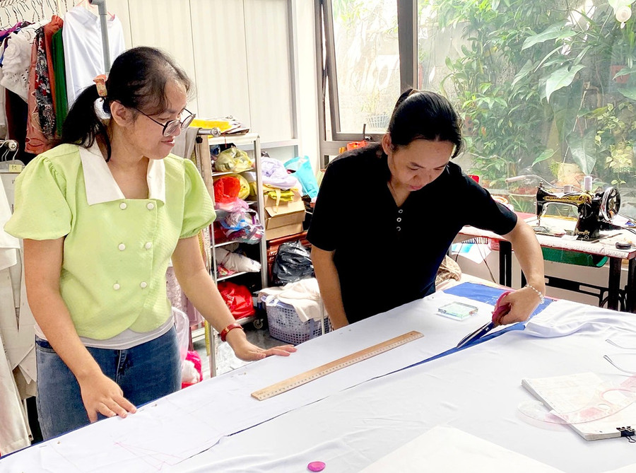 Chị Lê Thị Tường Giang (bìa phải) và chị Trương Thị Thanh Huyền đang tập trung học may tại Câu lạc bộ Áo dài Sống Xanh Pleiku. Ảnh: C.H 2-chi-le-thi-tuong-giang-bia-phai-va-chi-truong-thi-thanh-huyen-dang-tap-trung-hoc-may-tai-cau-lac-bo-ao-dai-song-xanh-pleiku.jpg