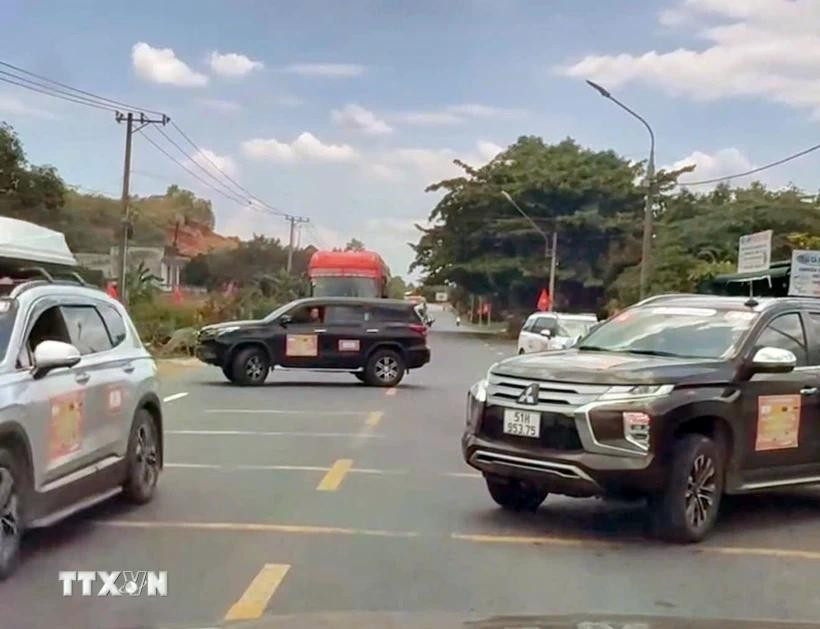 2 chiếc xe ngang nhiên đậu so le trên cả 2 chiều, chặn đường để đoàn xe doanh nhân băng qua Quốc lộ 20. (Ảnh: TTXVN phát) xac-dinh-danh-tinh.jpg