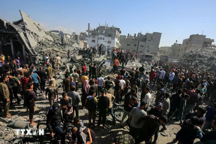 Người Palestine tìm kiếm người sống sót sau vụ pháo kích của Israel vào trại tị nạn Jabalia ở phía Bắc Dải Gaza, ngày 2/5/2025. Ảnh: THX/TTXVN phong-trao-hamasdd.jpg