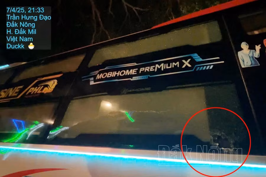 Xe khách biển số 50F046.73 của nhà xe Phương Hồng Linh cũng bị ném đá