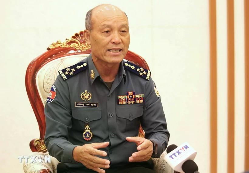 Đại tướng Sao Sokha, Tư lệnh Bộ Tư lệnh Hiến binh, Phó Tổng Tư lệnh Lực lượng Vũ trang Hoàng gia Campuchia (RCAF) trả lời phỏng vấn. Ảnh: Quang Anh/TTXVN daituong.jpg