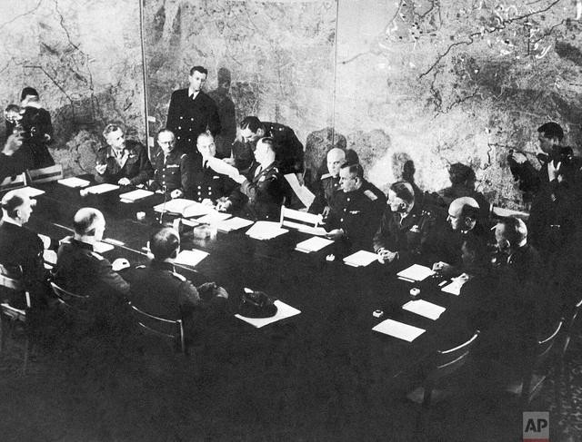 Quan chức Đức quốc xã và phe Đồng minh họp tại Reims, Pháp ngày 7.5.1945 để ký văn kiện xác nhận Đức đầu hàng vô điều kiện. ẢNH: AP Quan chức Đức quốc xã và phe Đồng minh họp tại Reims, Pháp ngày 7.5.1945 để ký văn kiện xác nhận Đức đầu hàng vô điều kiện. ẢNH: AP