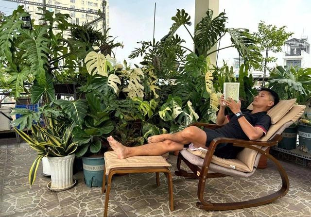 Anh Tướng hay lên sân thượng đọc sách trong không gian có nhiều kiểng lá Anh Tướng hay lên sân thượng đọc sách trong không gian có nhiều kiểng lá