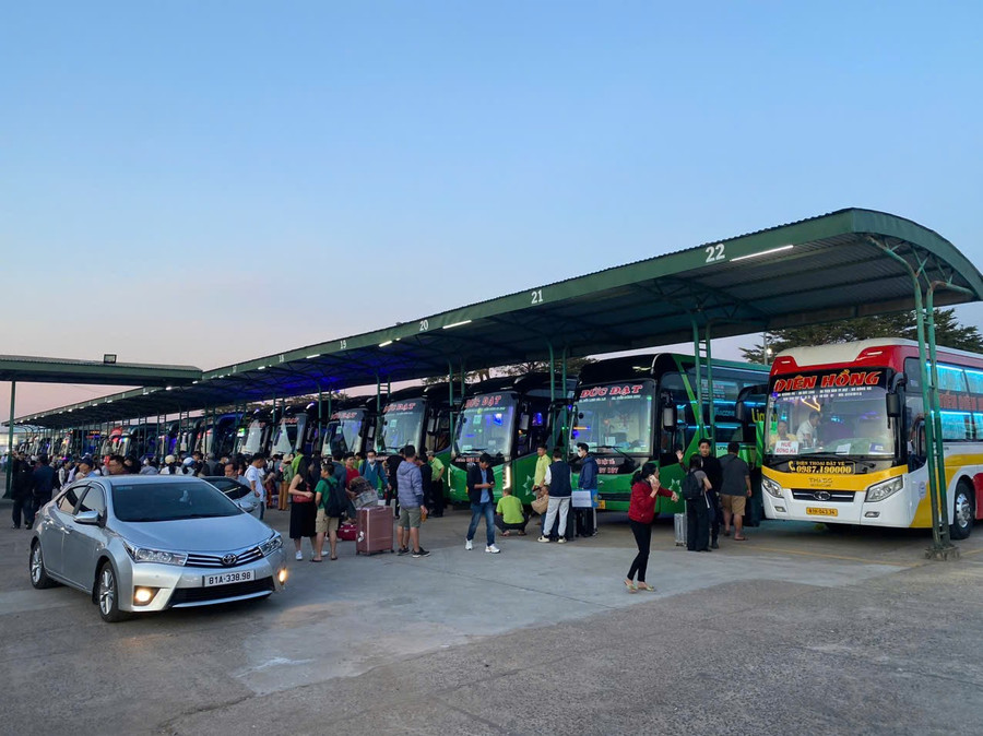 Để phục vụ hành khách, tại Bến xe Đức Long Gia Lai đã có 150 chuyến xe làm thủ tục xuất bến, vận chuyển khoảng 4.000 hành khách trở lại các tỉnh, thành phố trên cả nước sau kỳ nghỉ lễ. Ảnh: Minh Triều 2trieu.jpg