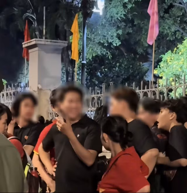 Nhóm sinh viên có hành động vô lễ với các cựu chiến binh vào rạng sáng 30-4 khiến cộng đồng mạng phẫn nộ. Ảnh: Chụp màn hình