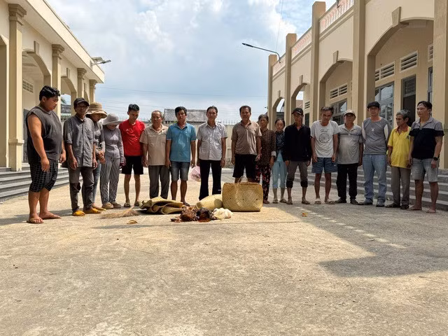 Những người tham gia đánh bạc và tang vật