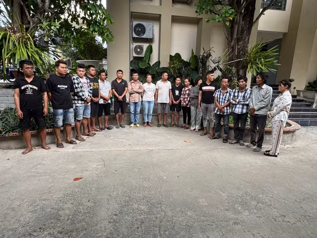 Các đối tượng bị tạm giữ tại cơ quan công an