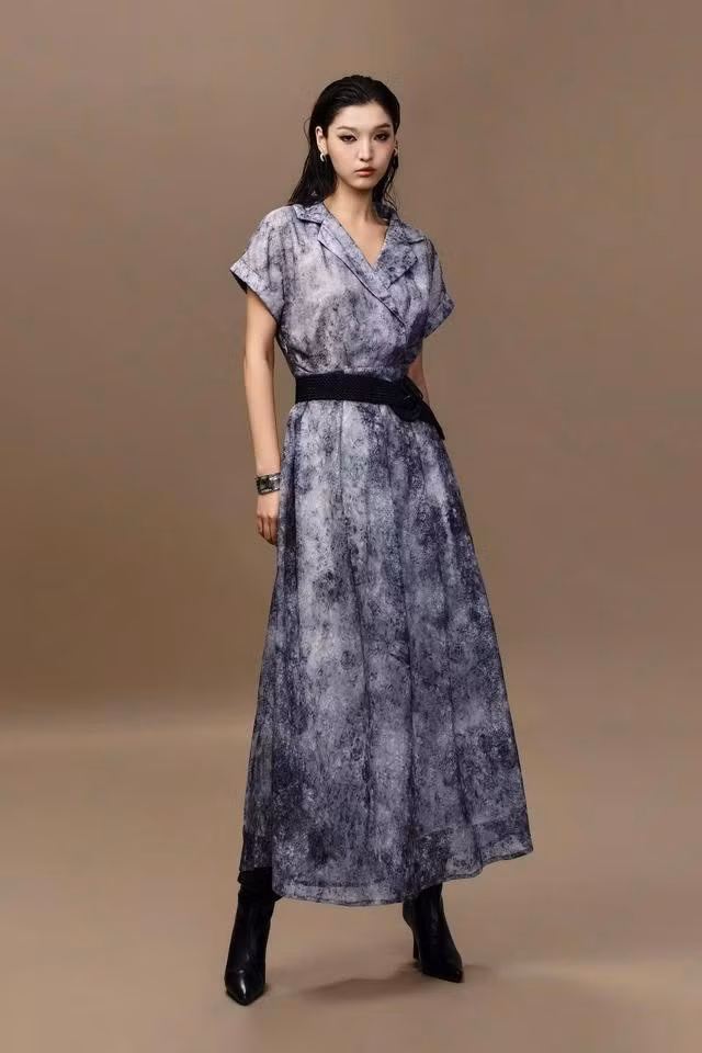 Váy dáng dài lấy phom dáng cổ điển làm điểm tựa đi cùng chi tiết cổ danton lịch thiệp, chất vải voan mỏng nhẹ điểm những vệt màu loang ẩn hiện vừa lạ mắt vừa tạo nên điểm nhấn khó quên. ẢNH: CÉNES