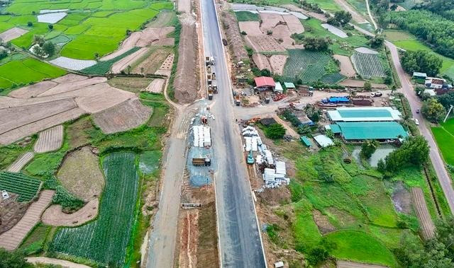 Các nhà thầu đang thi công cao tốc Hoài Nhơn - Quy Nhơn. ẢNH: H.P Các nhà thầu đang thi công cao tốc Hoài Nhơn - Quy Nhơn. ẢNH: H.P