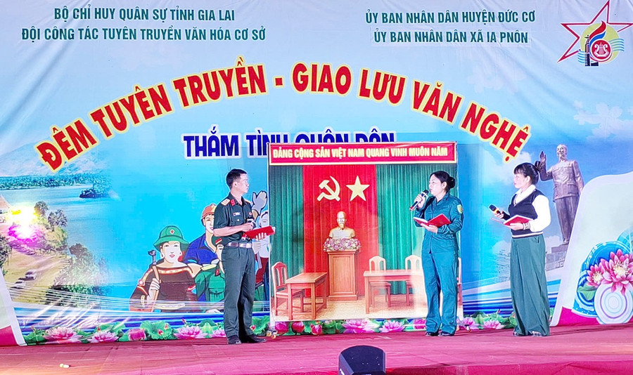 Tiểu phẩm “Con đường tối-con đường sáng” để lại nhiều ấn tượng trong chương trình giao lưu văn hóa-văn nghệ kết hợp tuyên truyền tại xã Ia Pnôn, huyện Đức Cơ. Ảnh: T.D 1td-4066.jpg