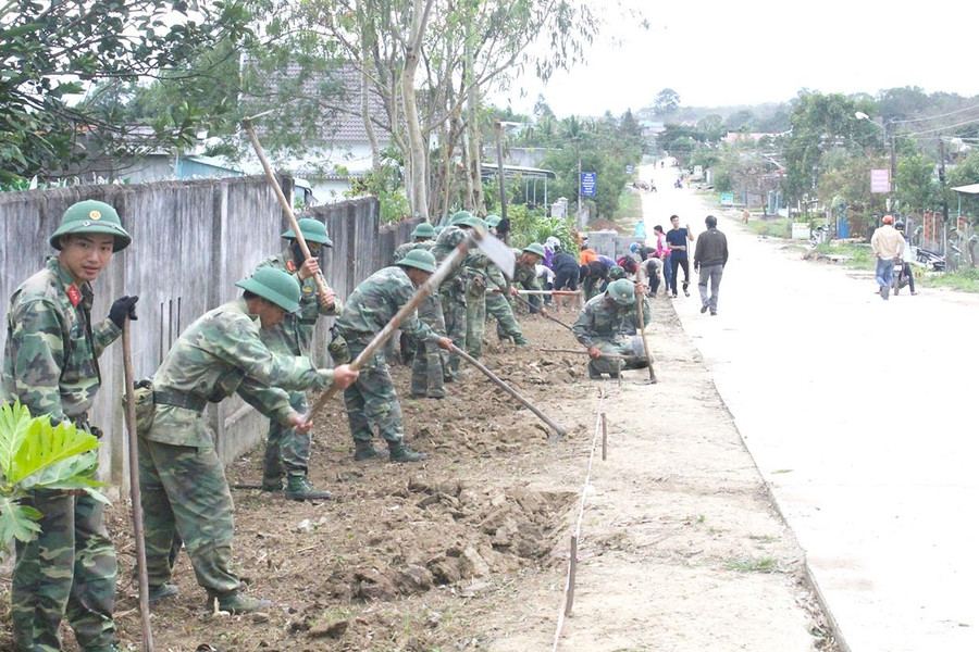 Giai đoạn 2021-2025, Sư đoàn 2 huy động khoảng 40.100 lượt cán bộ, chiến sĩ chung tay xây dựng nông thôn mới tại một số thôn, làng, xã của huyện Kbang, Đak Pơ và thị xã An Khê. Ảnh: Tấn Hưởng 1bg.jpg