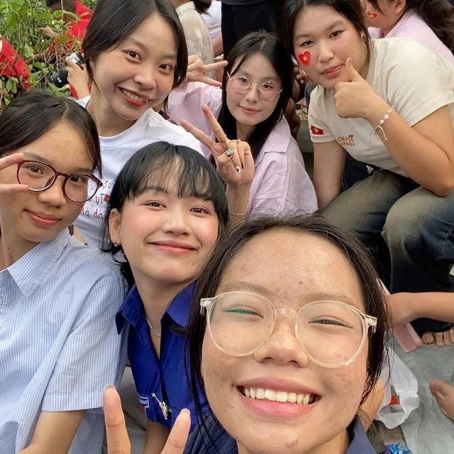 Nhóm sinh viên Trường ĐH Khoa học xã hội và Nhân văn gây "bão" với hành động đẹp Nhóm sinh viên Trường ĐH Khoa học xã hội và Nhân văn gây "bão" với hành động đẹp