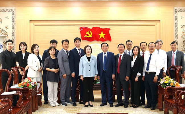 Đồng chí Hồ Quốc Dũng và bà Park Heeyoung chụp ảnh lưu niệm cùng các thành viên dự buổi tiếp xã giao. Ảnh: H.THU 3b.jpg